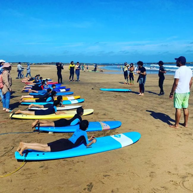 345588588_199497992936719_5857490598314364030_n Nos enfants font du surf